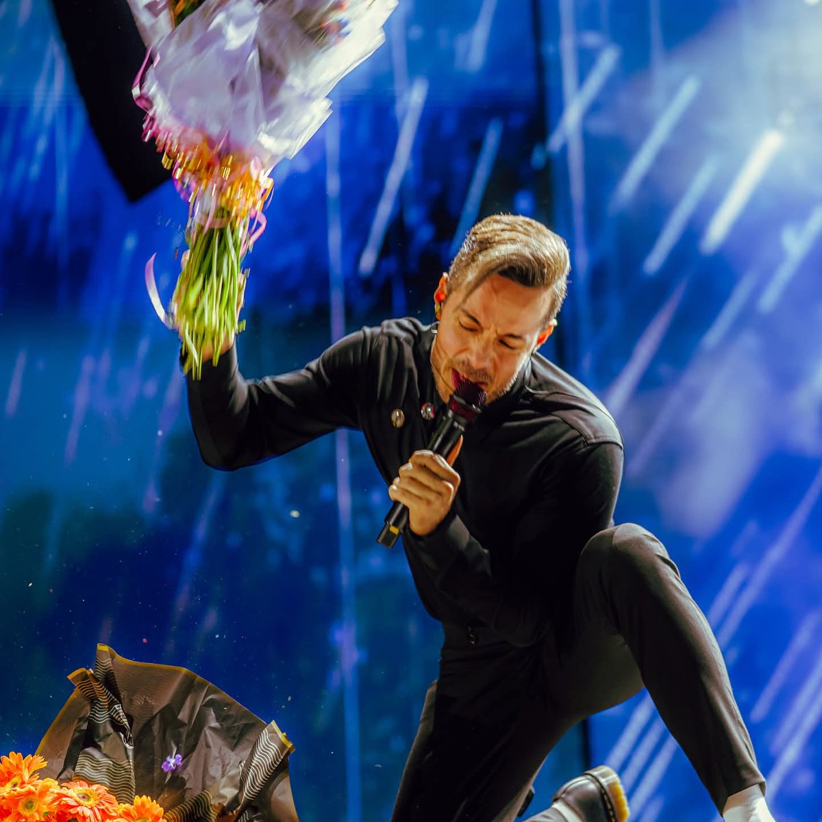 Empezó hace 10 años como solista cuando nadie daba nada por él frente a 200 personas, y hoy lo celebró frente a 65 mil personas en un concierto de 4 horas cantando 45 canciones.

Hasta el fin del mundo, bestia <a href="/jose_madero/">MADERO</a>