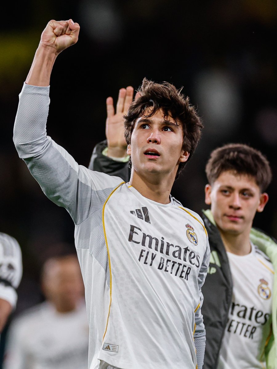 BallongaFoot's tweet photo. 🇪🇸 REAL MADRID — LA JEUNESSE AUX COMMANDES

On a longtemps expliqué que le Real Madrid ne savait que consommer le talent déjà mûr.
Depuis quelques saisons, c’est l’inverse qui est en train de se produire : l’équipe est tenue par les U23.

📌 Le cœur de l’équipe 2026 :

Asencio (22 ans)

Huijsen (20 ans)

Carreras (22 ans)

Güler (20 ans)

Camavinga (23 ans)

Bellingham (22 ans)

Gonzalo García (21 ans)

Mastantuono (18 ans)

Endrick (19 ans, prêt)

Ce ne sont plus des “projets”, mais des titulaires au poids réel dans le jeu et dans les résultats.

🎯 La transition que tout le monde craignait est en train de s’opérer par la base, pas par l’empilement de statuts.
L’énergie, la lecture et le volume viennent des jeunes.
Les cadres suivent le rythme — ou sautent.

📍 Le Real a toujours su recruter le futur.
La nouveauté, c’est qu’il apprend enfin à le laisser jouer.

Et c’est peut-être ça, le vrai changement structurel du club.

#RealMadrid #Génération2026 #BallongaFoot