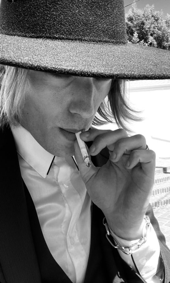 filmbower's tweet photo. I want to smoke with Jamie https://t.co/QduRJqrzHD