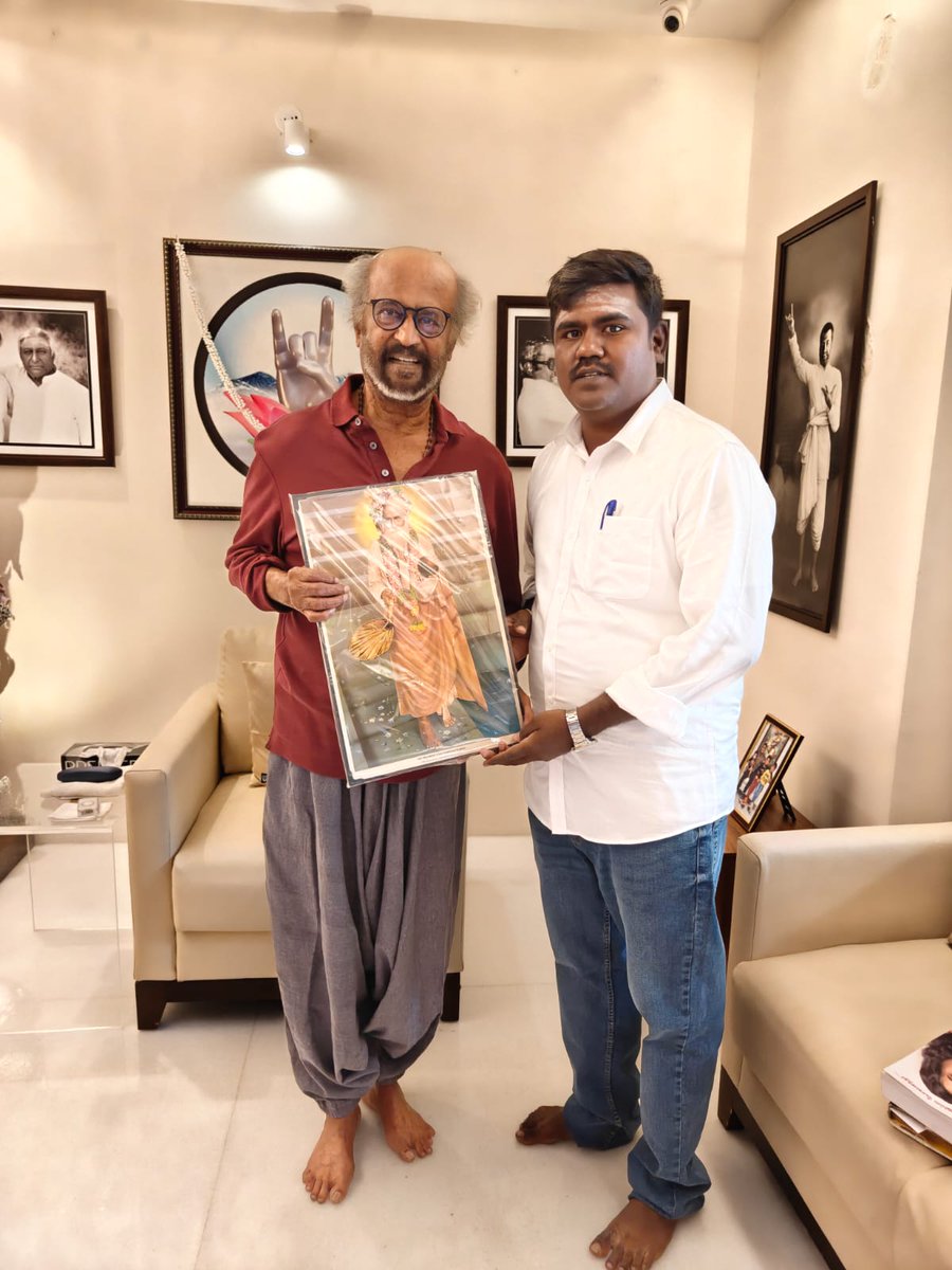 RBSIRAJINI's tweet photo. திருவண்ணாமலை கிரிவலப் பாதைக்கு  விளக்குகள் வழங்கிய தலைவரின் சேவையை நினைவு கூர்ந்து மகான் யோகி ராம்சுரத்குமார் அவர்களின் தெய்வீக  படம்  தலைவரின் நலன் வேண்டி பிரார்த்தித்து  இன்று பக்தியுடன் கொடுக்கப்பட்டது. தலைவர் அன்புடன் பெற்றுக்கொண்டார். தலைவர் @rajinikanth வாழ்க❤️❤️❤️ https://t.co/IZ0xrlUzwC