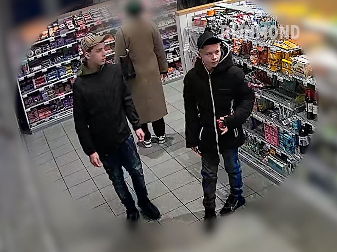 bureaurijnmond's tweet image. Jonge straatrovers herkenbaar in beeld als ze shoppen in Station Dordrecht. Wie zijn het? 

Video: tinyurl.com/4m7mh2yj