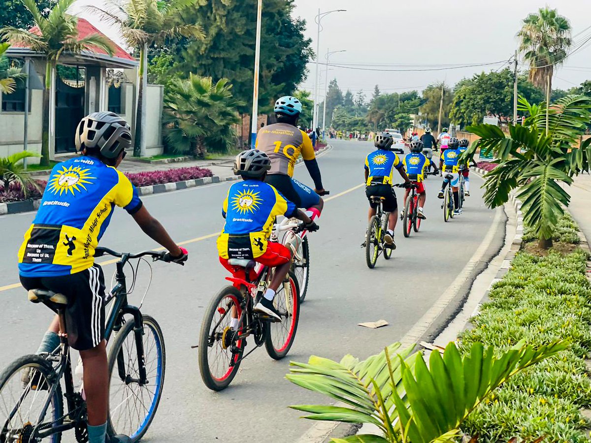 RubavuDistrict's tweet photo. Muri iki gitondo, mu mirenge yose abaturage bazindukiye muri siporo rusange. Yitabiriwe n'abakuru, abato, urubyiruko n'abagize amatsinda ya siporo mu mirenge. Iyi siporo yitabiriwe kandi na Visi Perezida w’Inama Njyanama Mbarushimana Sefu n'Umuyobozi w'Akarere @promulindwa. https://t.co/igsxJiug21