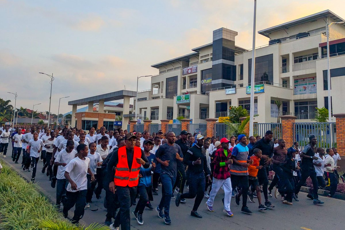 RubavuDistrict's tweet photo. Muri iki gitondo, mu mirenge yose abaturage bazindukiye muri siporo rusange. Yitabiriwe n'abakuru, abato, urubyiruko n'abagize amatsinda ya siporo mu mirenge. Iyi siporo yitabiriwe kandi na Visi Perezida w’Inama Njyanama Mbarushimana Sefu n'Umuyobozi w'Akarere @promulindwa. https://t.co/igsxJiug21