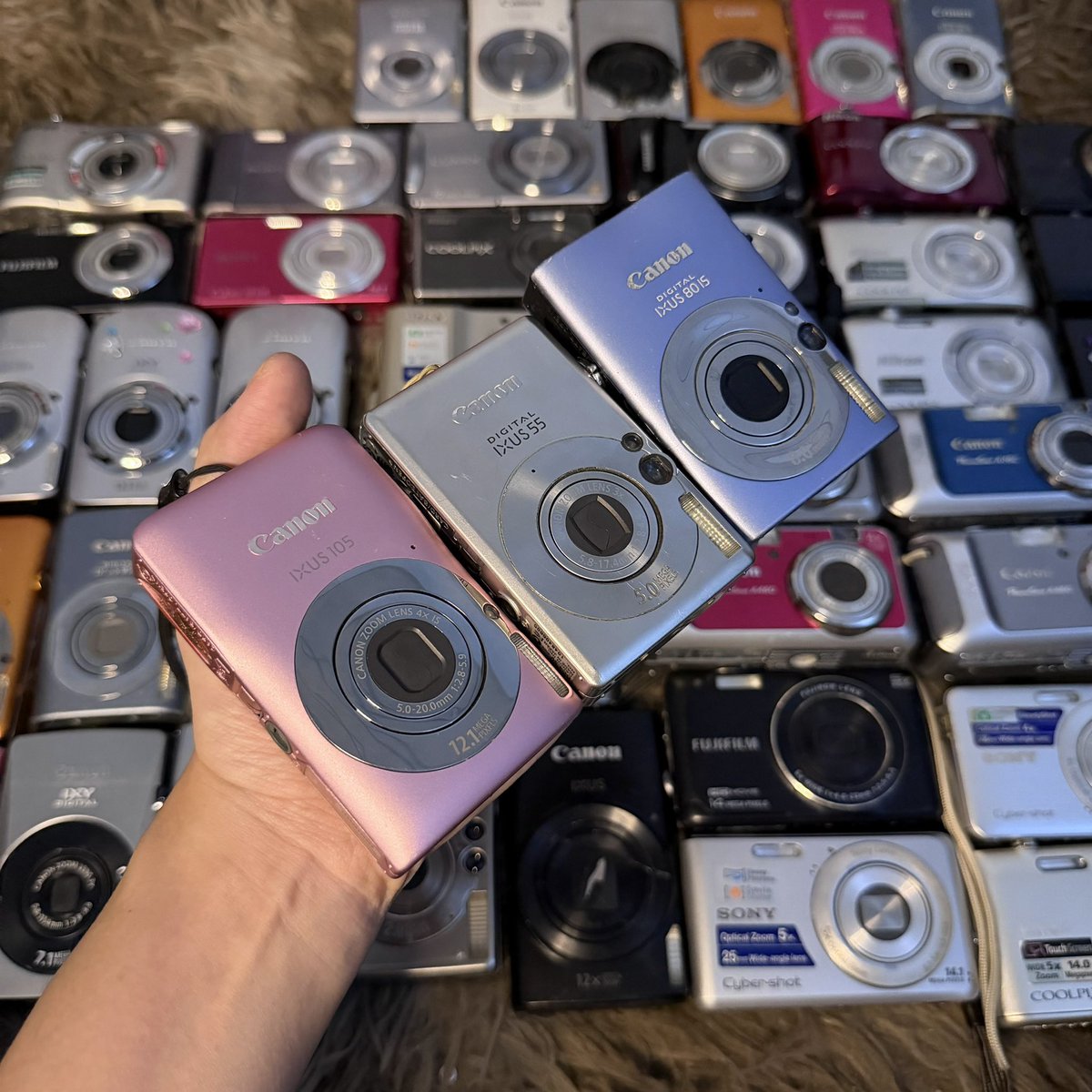 กล้องล็อตนี้รวมตัวฮิตมาให้เพียบบ 📸
ลงวันนี้ 20:00 🪽 

📍rt + mention or ปัก 
ลด 100 บาททุกตัวค้าบ 🪅
+ แถม sticker ทุกออเดอร์ !

(เดี๋ยวมาลงรายละเอียด+ราคาในเมนชั่นคับ)
ส่งฟรี j&amp;t / ส่งแมสในกทม.ได้

#กล้องดิจิตอลมือสอง #กล้องดิจิตอล