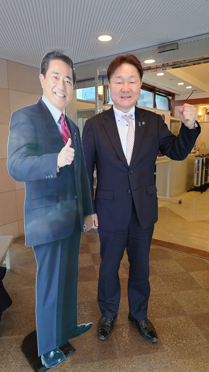 MayorKatchan's tweet photo. 衆議院議員選挙
　昨日、長島昭久後援会事務所が開所されました。
　公務のため、駆けつけることができず、本日は為書きを持ってご挨拶！
　短期決戦ですが、なんとしても勝利を勝ち取って下さい！
#衆議院議員選挙
#長島昭久
#東京30区
#府中市
#多摩市
#稲城市 https://t.co/qsRhmH8RNV