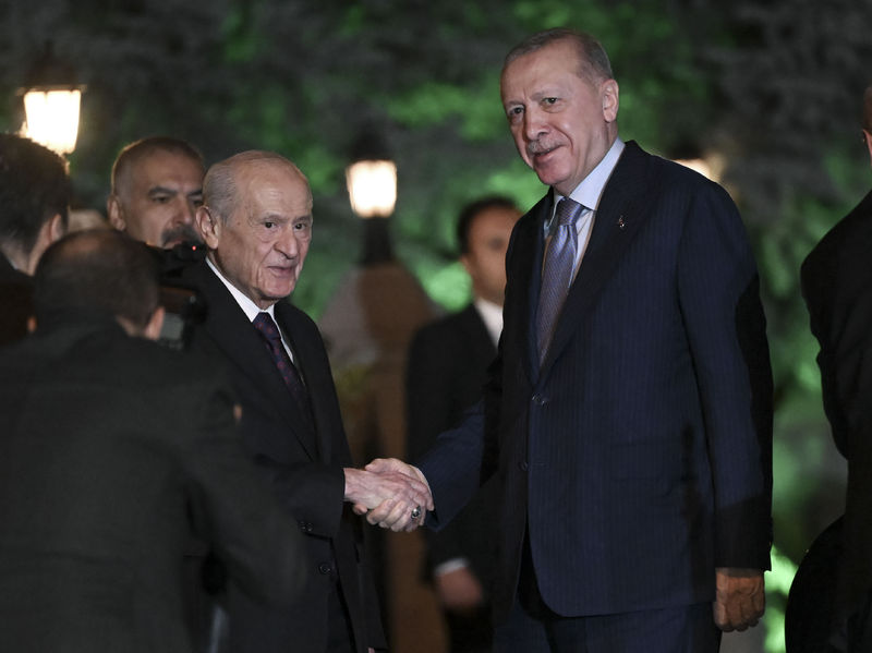 Devlet Bahçeli:

İslam'ın Bir Lidere İhtiyacı Vardır."

-Malezya'dan Pakistan'a, Türkistan'dan, Balkanlar'a, Suriye'den, Lübnan'a , Libya'dan Somali Sudan hattındaki Bölge ülkeleri,

-Türkiye'yi, Erdoğan'ı her sözlerinde İslam'ın lideri olarak kabul ettiklerini açıkça beyan