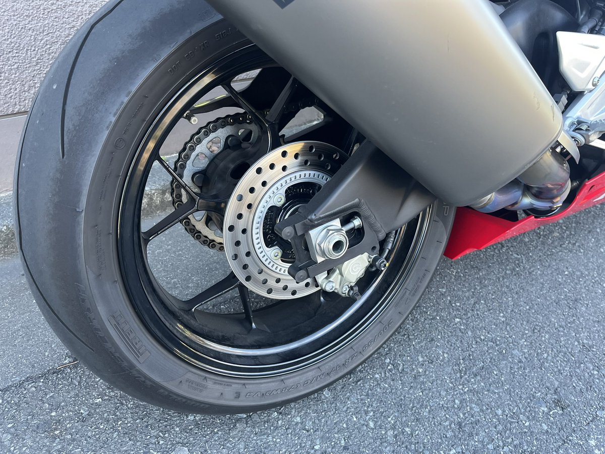 sc82RYO's tweet photo. 今日は、バイクの洗車‼️
ホイールとかめっちゃ汚かった、風ほこりまうから仕方がないのかな？
ピカピカは、さすがに気持ちいいね！
#CBR1000RRR
#SC82
#バイク仲間募集中
#フッ軽く仲間募集中 https://t.co/P2fty8DtHw