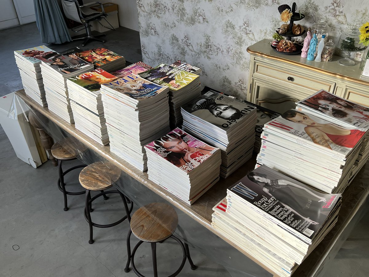 ファッション洋雑誌500冊を明日出張買取に出します。その前に本日19時までフリマやってます。1冊500円均一☺️