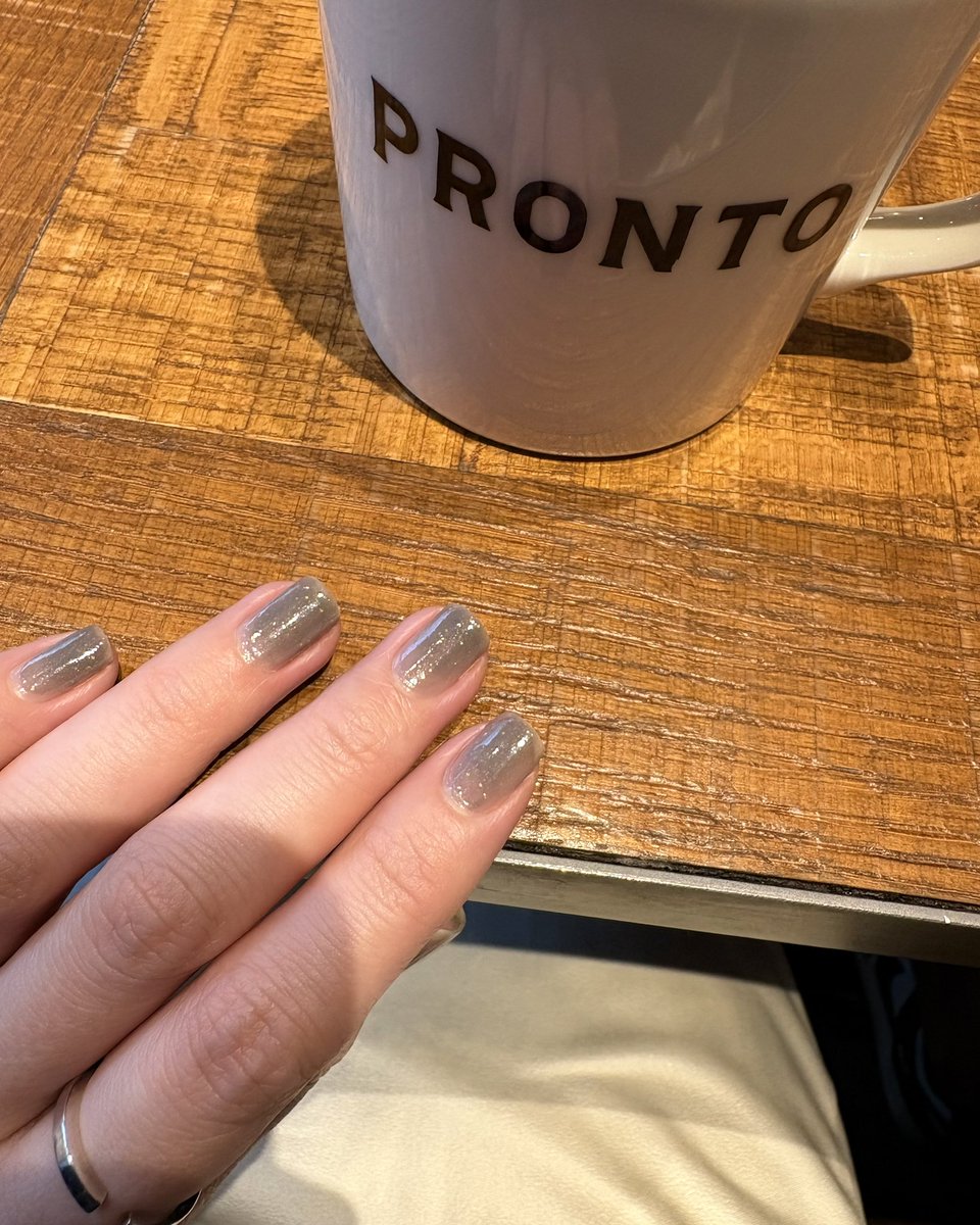 めけめけ どんな服にも馴染んでくれる、透け感のあるブルーグレー ゴールドの