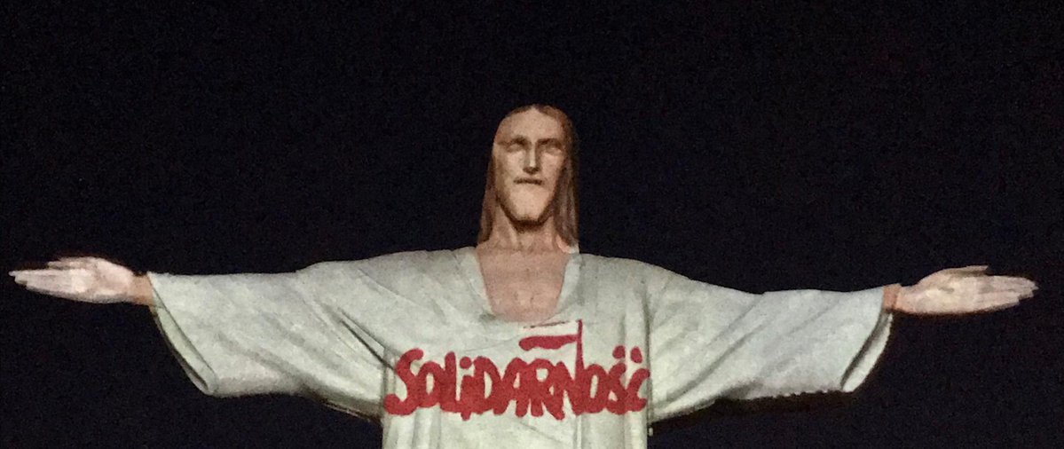 Del salón en el ángulo oscuro: Solidaridad. Por <a href="/avialonte/">Teresita A</a>  Teresita Ávila para #LaPaseata 

lapaseata.net/2026/01/25/sol…

«La solidaridad que ayudó a derribar un sistema opresivo exigía madurez, responsabilidad y sentido del deber. La que hoy se invoca con frecuencia parece orientada