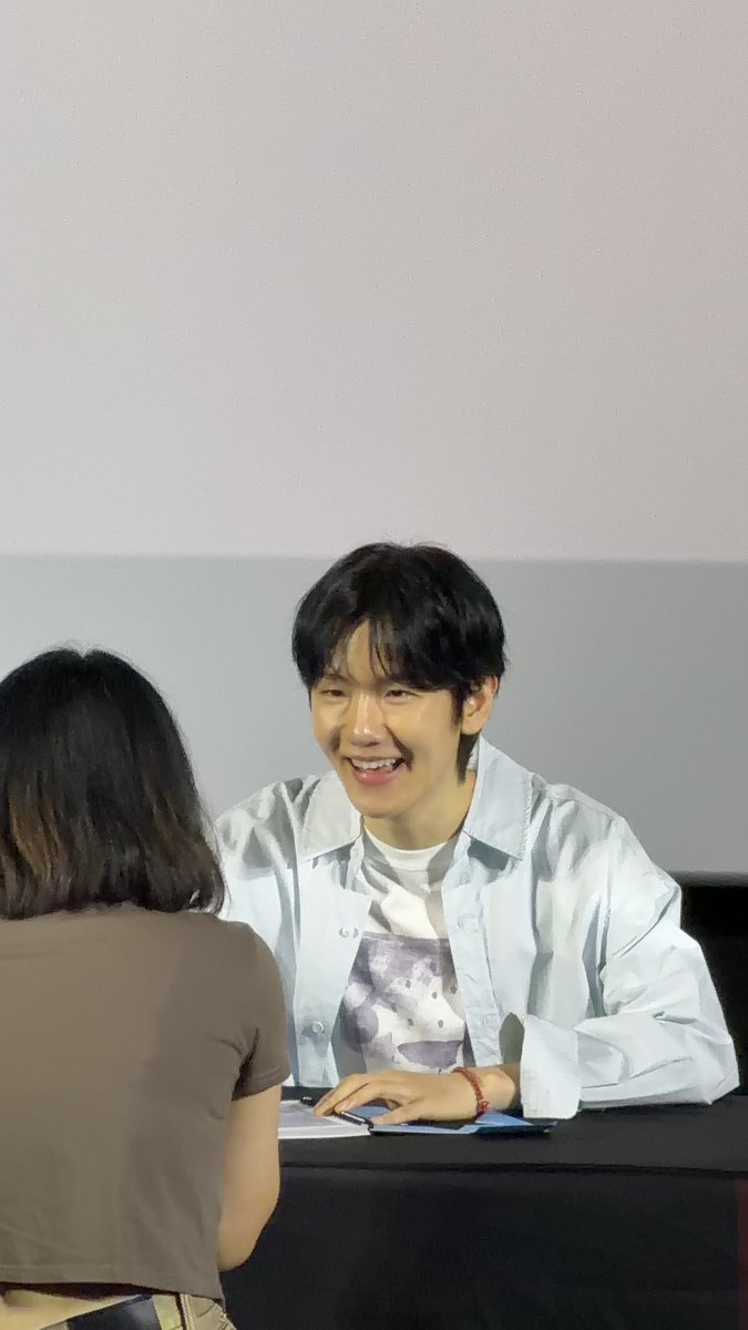 gain_llxcb's tweet photo. พี่แบคมาแล้ววววว🥹🥹🥹 #EssenceofReverieFansigninBKK https://t.co/cx6dwCGFR9