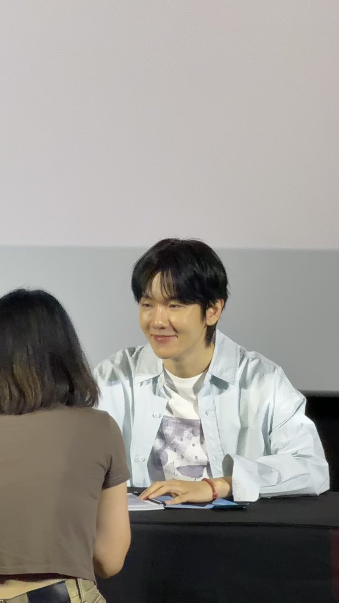 gain_llxcb's tweet photo. พี่แบคมาแล้ววววว🥹🥹🥹 #EssenceofReverieFansigninBKK https://t.co/cx6dwCGFR9