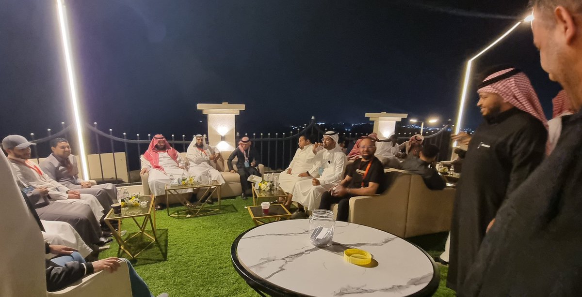 شتوية الضيافة | جدة
حين تتحوّل اللقاءات الموسمية إلى مساحة حقيقية لصناعة العلاقات.

شهد البرنامج حضورًا لافتًا تجاوز 100 مشارك من روّاد قطاع المطاعم والمقاهي إلى جانب مشاركة اكثر من 10 علامات تجارية، في لقاء جمع تجارب متنوعة وحوارات مفتوحة وتعارفًا مباشرًا بين المهتمين بالقطاع.