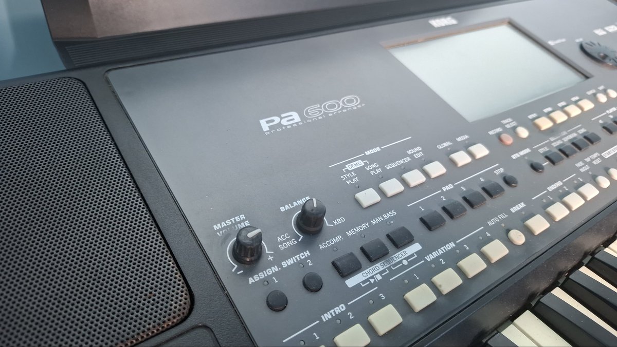 dwiariyant1y's tweet photo. Keyboard Korg Pa 600 V2 Indonesian Version

- Kondisi Normal (hanya speaker kanan suaranya gresek dikit)
- Body Mulus 85% (sesuai foto)
- Tuts normal semua
- lcd normal

Kelengkapan; https://t.co/p9sIAdRhkz