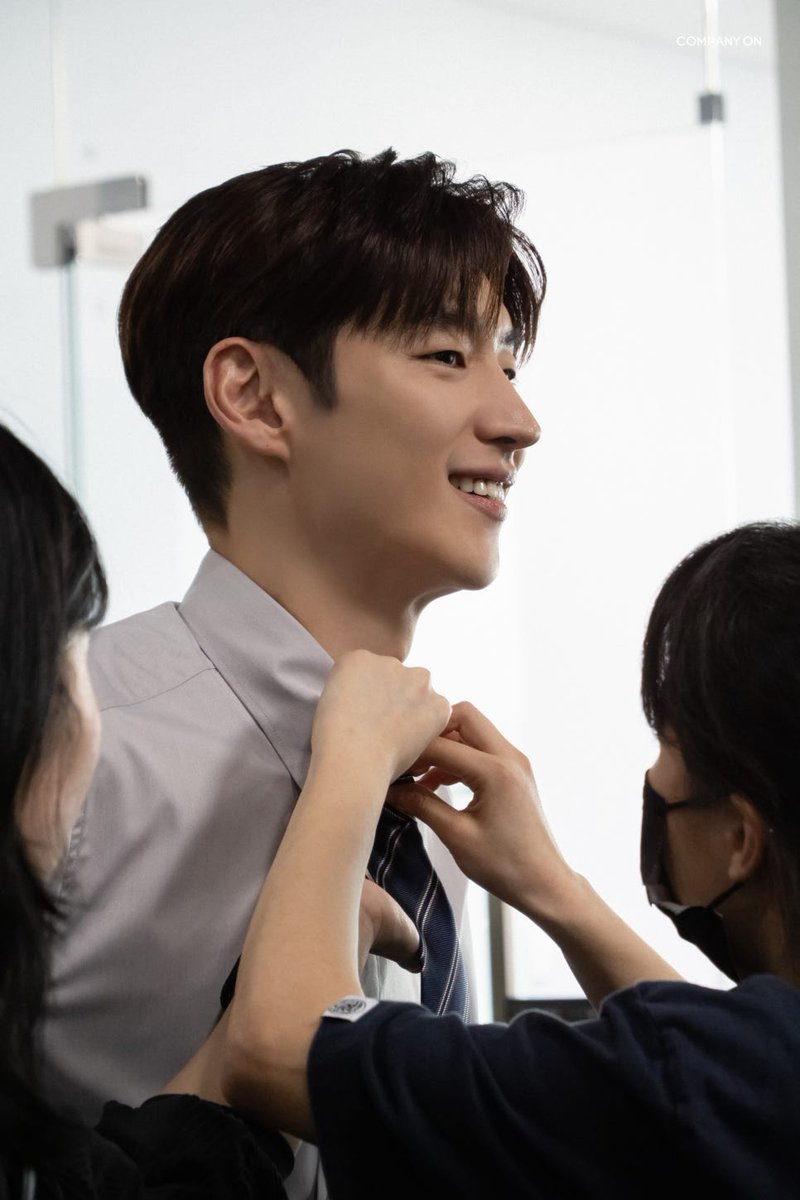 인형놀이 복습하다가 예전글에 맘눌보고 드는 생각. ㅈㅎ은 여전하고 그를 정말 순수하게 응원하고 존경하던 시간이 소중했다. ㅈㅎ이 반짝이는 덕분에 ㅈㅎ을 좋아하는 나도 같이 반짝였다. 고마운 사람. 앞으로도 좋은 필모에서 보고싶어.