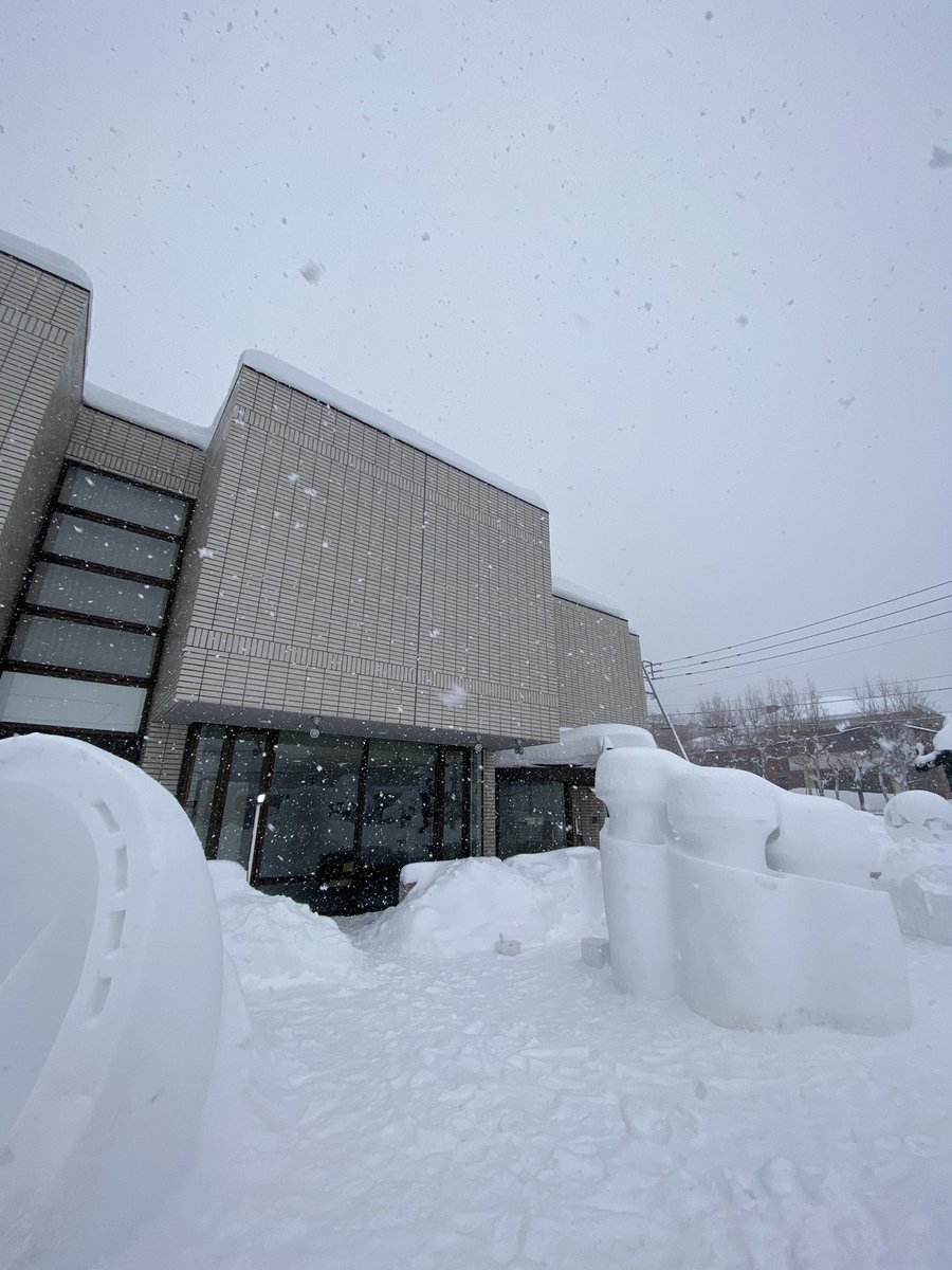 雪像彫刻展、最終日⛄️
大雪で色々できないこともありましたが、この天気でも観にきていただいたお客様へアーティストトーク無事完了。
どこにでもある雪を期間限定で形にする素晴らしさ。
#sapporochobi #雪像 #雪まつり