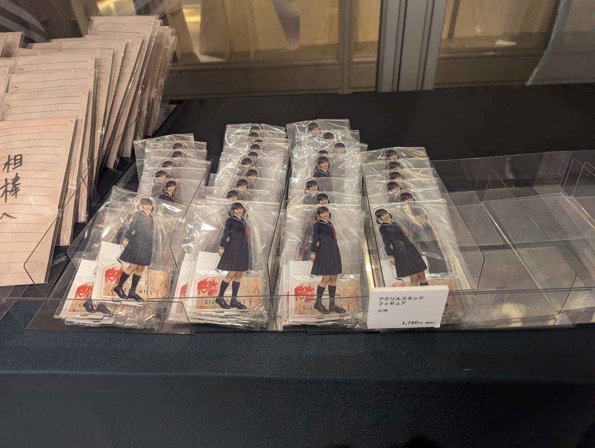 再入荷した鈴も既に売り切れ 赤いカプセルと咲子のアクスタ手に入れ