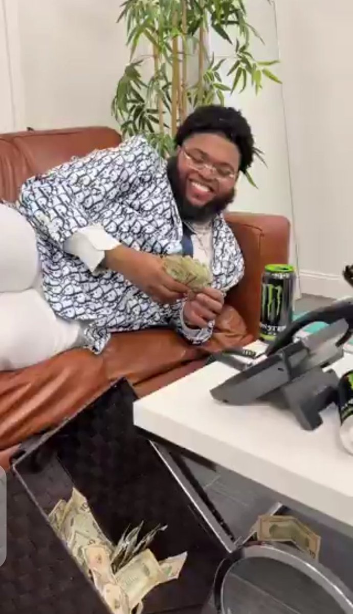 Swipha199299's tweet image. My mom waiting for me to marry so I can give her grandchildren, buy i just choose to be a sperm donor.
#viralshorts