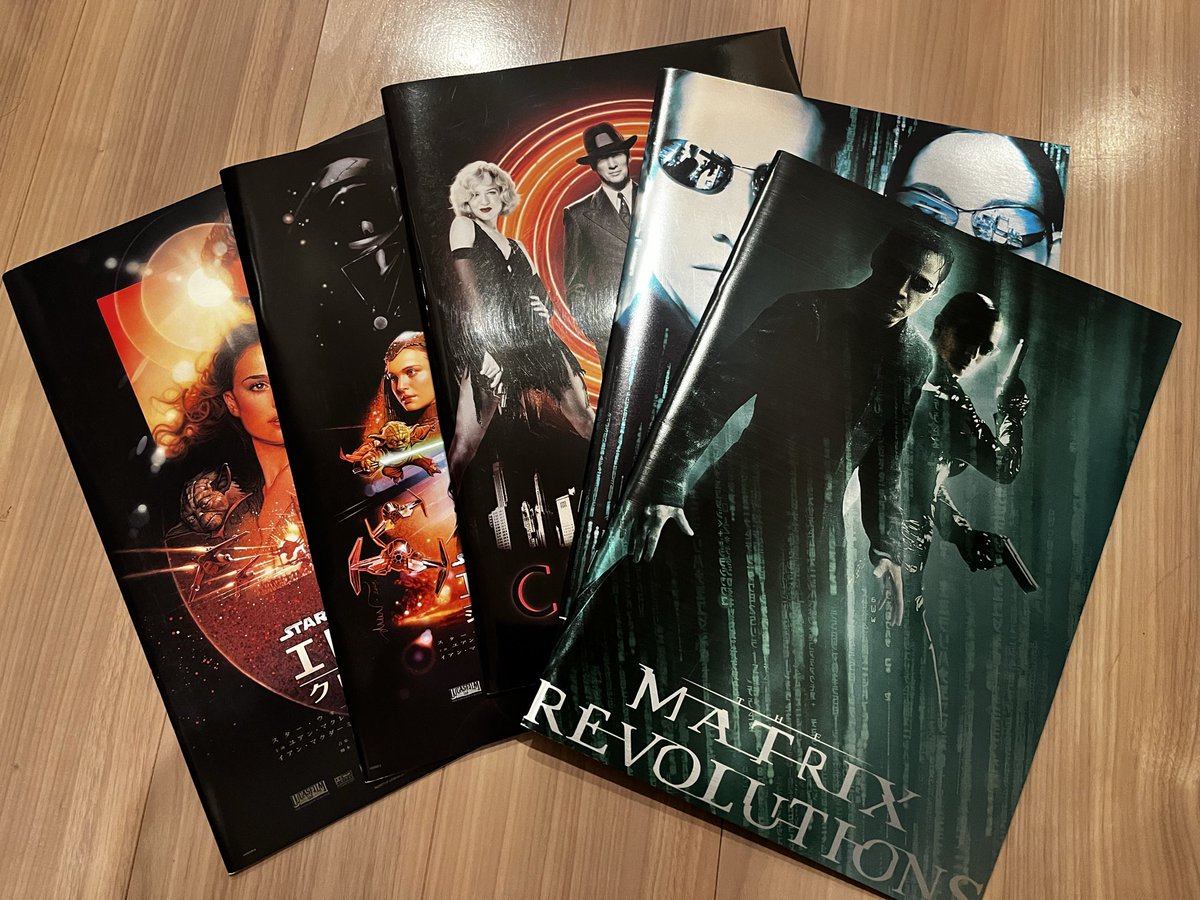 収集する側が一番困るサイズ感のパンフレット。これどうやって劇場から