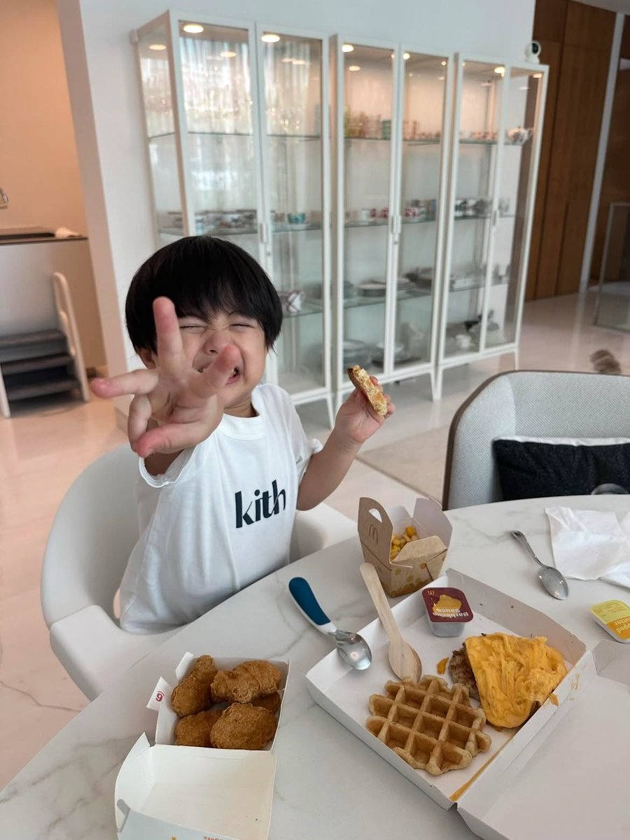 mukaiyuki's tweet image. 初めてのマック記念🎉

アイスと、コーン以外は
食べたことがなかった息子。

ナゲットデビュー‼️

シンガポールのマックは
パンケーキの他にワッフルもあったけど
日本はどう？？

#macdonalds