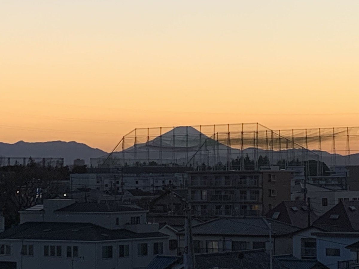 trust_mineo's tweet photo. 日頃残念富士と呼んでますが、自宅から見える富士山は出前にゴルフ場があってとてもイマイチな状況です。
つい今し方撮影した富士山です。
AIに言ったら簡単に消してくれました😄 https://t.co/7sQ19ILA3n