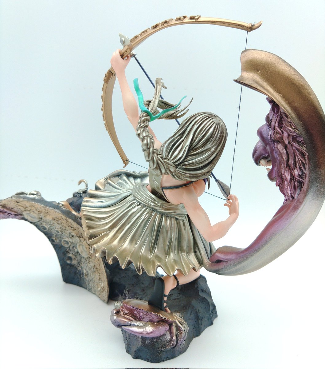 ものびゃー博物館
ワンフェス2026冬の新作
『Moon  sphere』

月の象徴、弓をひくアルテミス
正面は満月と黄道十二星座のシンボルを配置
背面は月の影を象徴する動物と、下面には鏡を置くことで三日月が浮かぶように製作
こちら創作のガレージキットでキット販売です
ものびゃー博物館所蔵
#WF2026W