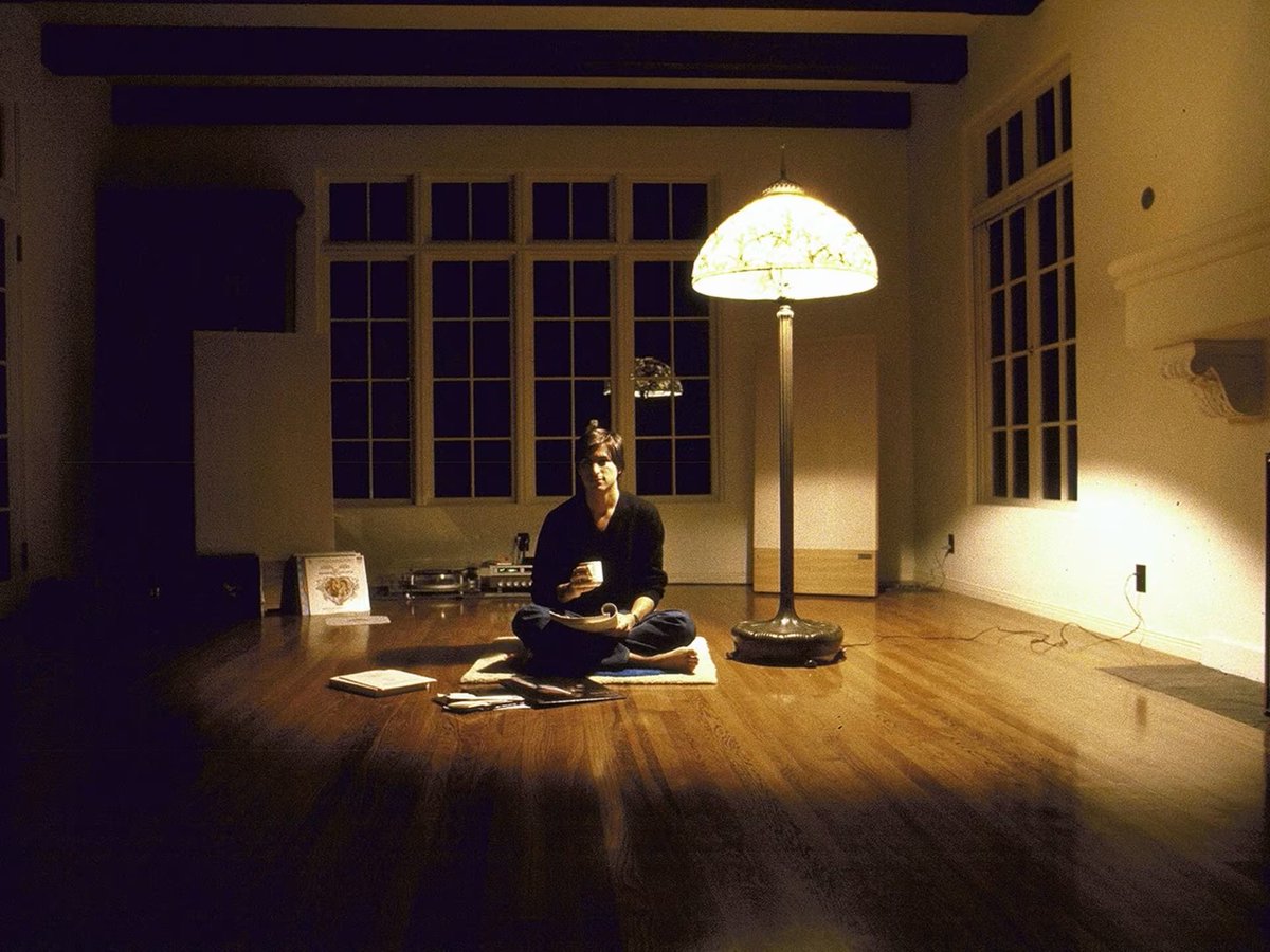 allgarbled's tweet photo. This photo of Steve Jobs at home with nothing but his Tiffany lamp holds incredible power over the San Franciscoid subconscious, even if they don’t know it. https://t.co/fNcFaq04wm