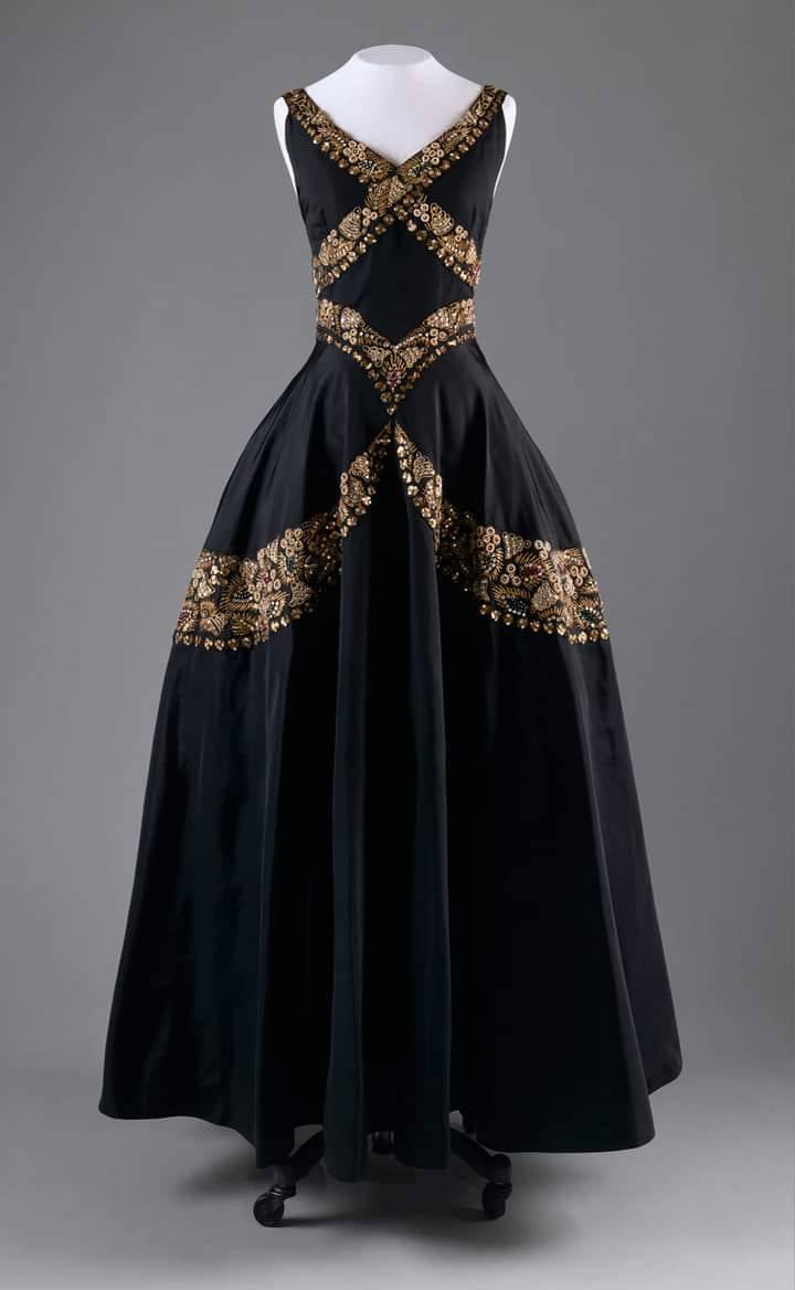 VintageLagoon's tweet image. From the late 1930s
An evening gown by Mainbocher, worn by Wallis Simpson — timeless, tailored, and quietly dramatic.
#FashionArchive #VintageFashion #StyleHistory