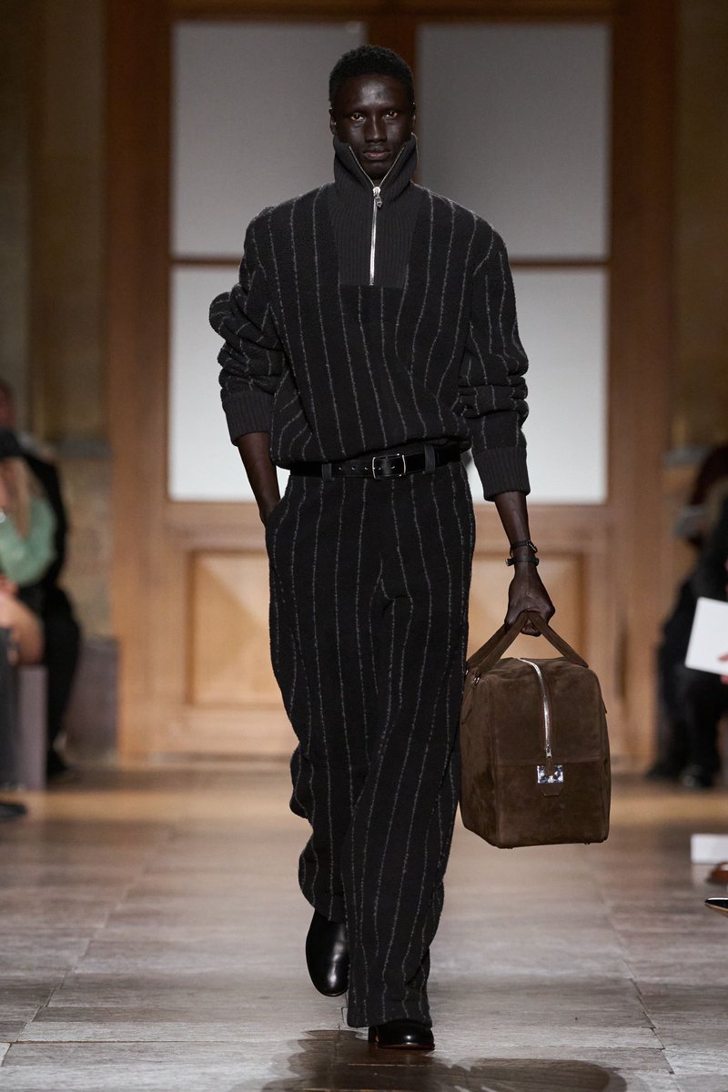 jacquemusx's tweet photo. Hermès Men FW26, Véronique Nichanian’s swan song for the brand after 37 years 🖤 https://t.co/1dnWadh0Pb