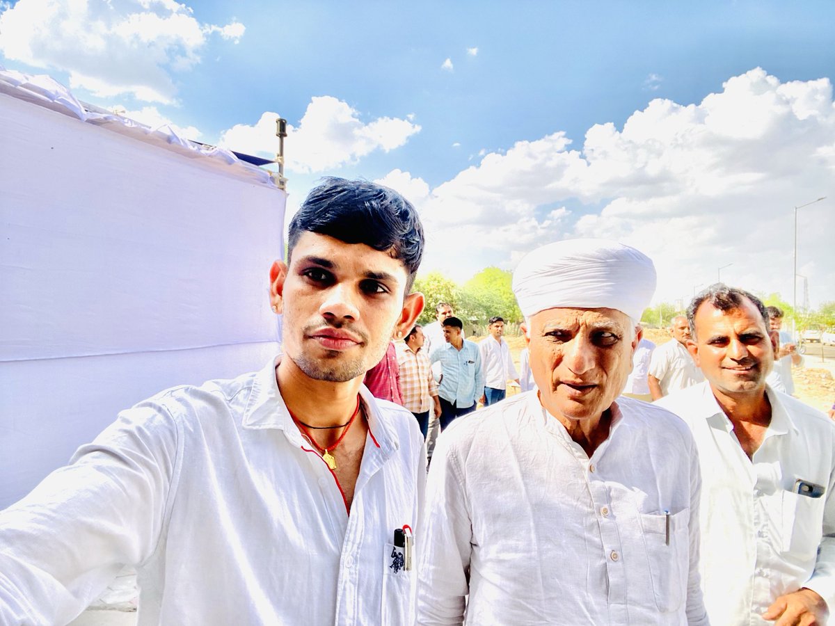 BhallaDhatarwal's tweet photo. बिना किसी राजनीतिक पद के लोगों के दिलों में राज करते हैं इसलिए आज ट्रेंड कर रहे हैं 🙌
#जननायक_हेमाराम_चौधरी https://t.co/VAYGKs9SAS