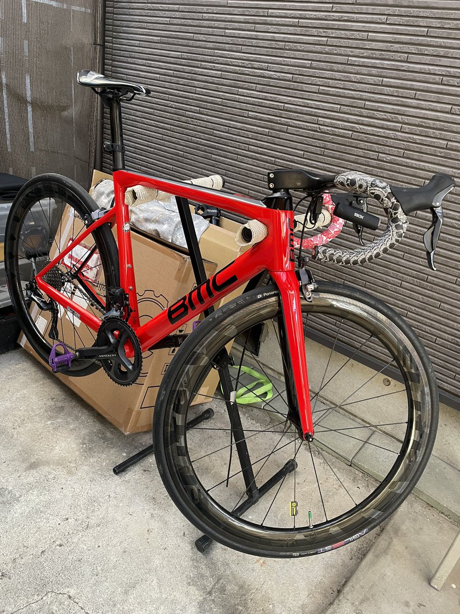 フレームにディレイラーとクランク、タイヤ取り付け。
若干手こずるが何とか形になってきた。諸々調整して後はワイヤーカッター待ち。
てか軽ぅ