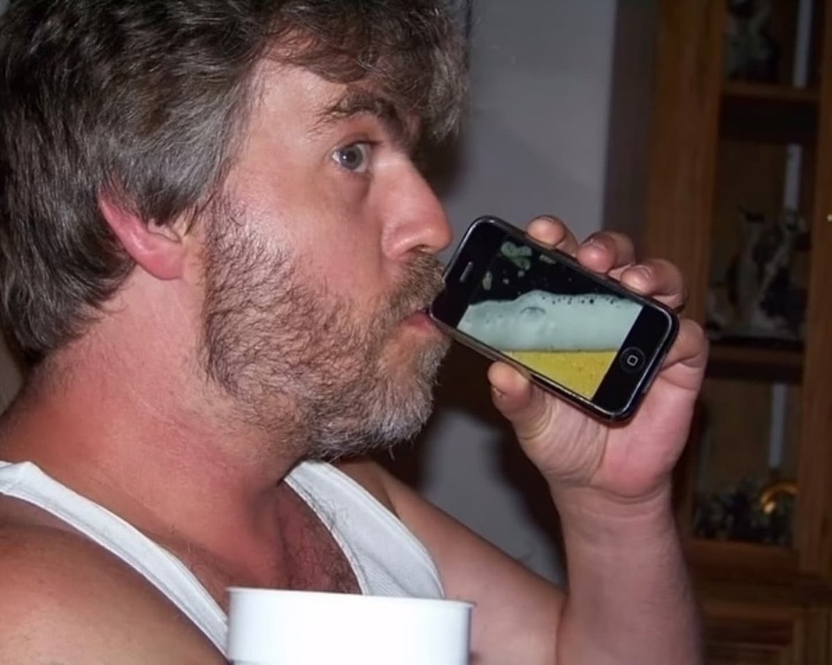 Eyaaaad's tweet image. ما أدري إذا تذكرون تطبيق iBeer اللي انتشر مابين 2008 و 2012 بشكل كبير...

فكرته بسيطة، تقوم على ظهور البيرة على جوالك وتتظاهر بأنك تشرب منه فقط، كان سعر التطبيق 2.99$ وعدد التحميلات وصل إلى أكثر من 90 مليون.

مؤسس التطبيق أمريكي اسمه (ستيف شيراتون) وكان له هدف واحد وهو جمع مبلغ…