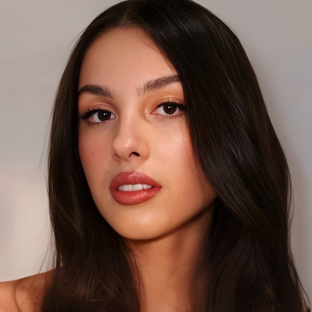 AcervoCharts's tweet image. Ariana Grande e Olivia Rodrigo se posicionaram publicamente pelo fim do ICE, agência responsável pela detenção e deportação de imigrantes nos EUA.