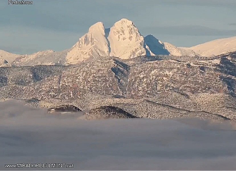 Aspecte immillorable del Pedraforca des del Santuari de Bellmunt. Imatge de la webcam del miradorbellmunt.cat