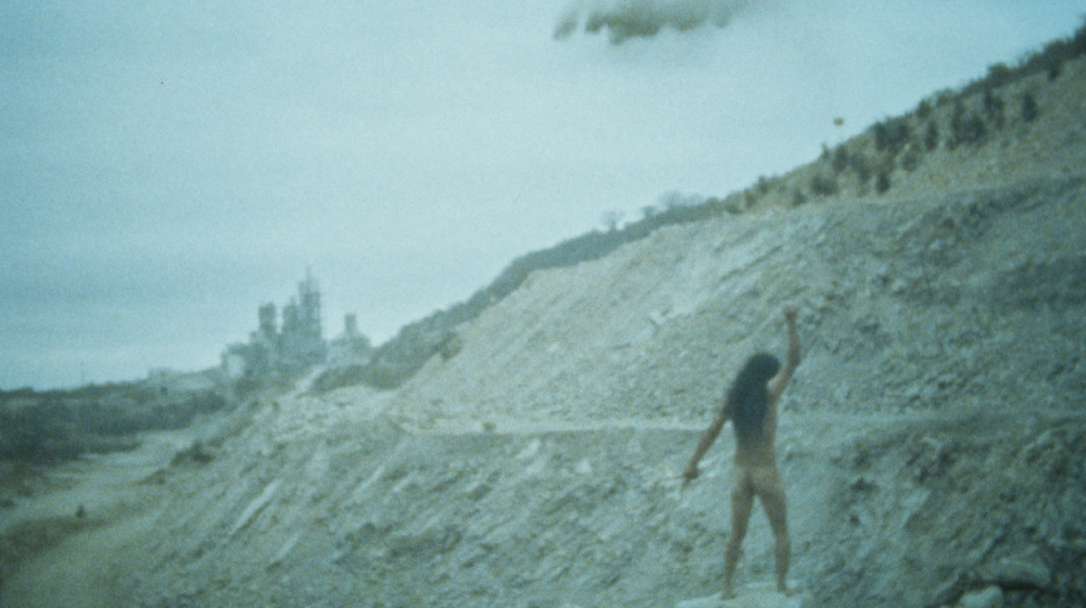 celuloideconalm's tweet image. Hoy a las 18:30h da comienzo la nueva temporada 2026 de #Xcèntric, el cinema del #CCCB, con la sesión titulada "#RadioLiberación. Por un cine musical revolucionario" donde se proyectará #Abajoyalaizquierda de #MartínBaus y #OemaFoeSranan (#MujeresDeSurinam) de #AtVanPraag.