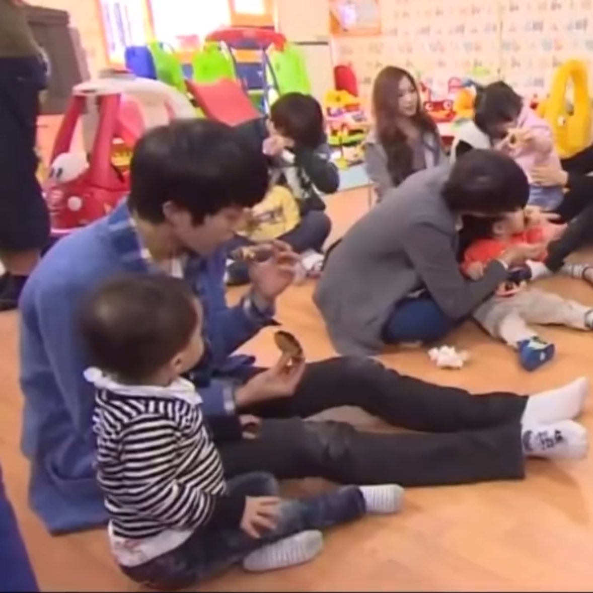 근데 애기 다리가 왜이렇게 길어