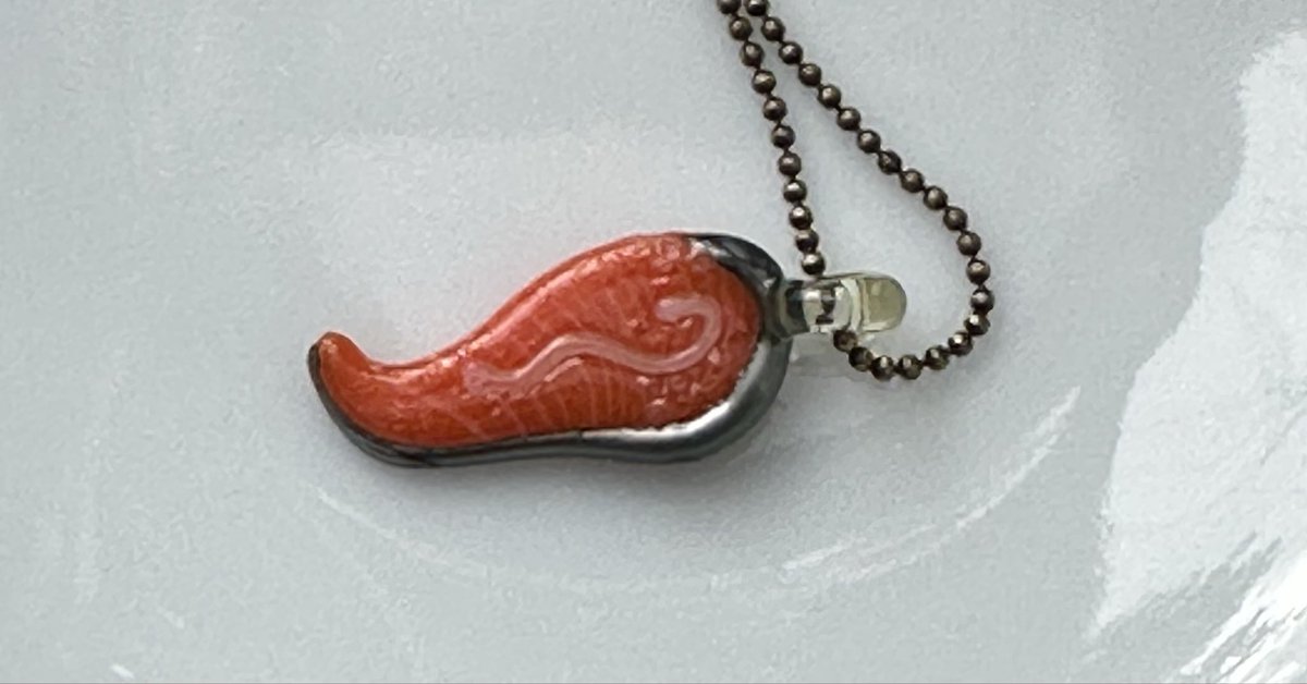 <a href="/tataraGL/">ガラス工房タタラ ~ glass tatara ~</a> ガラスフェスで、タタラさんから2点お迎えしました😊
ずっと、いつかいつか…と思っていたとんぼ玉お迎え出来て感無量です✨✨
あと、密かに期待していたシャケ切り身がいっぱい並んでて😂
悩みましたが、私の好みの形にしました😊