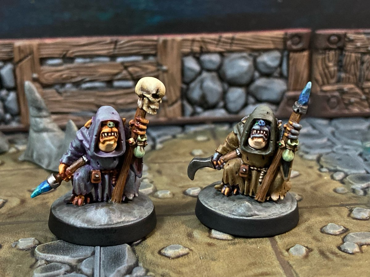 kisimitu1230's tweet image. デザインが大好きなのでおかわりで購入した、ハーミットインのコボルドの長老＆近衛を再び塗りました。
旧シタデルのバリエーションに思いを馳せつつ、ちょっとした装備の変更と色変えで仕上げてみました。
近衛は次の週末までお預けですね😞
#dnd #dndj #ミニチュアペイント #メタルペイント