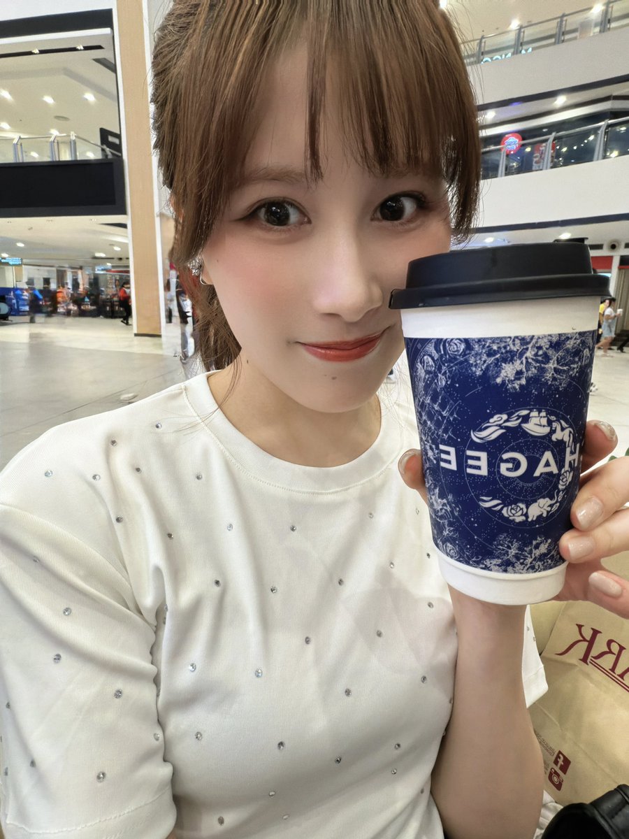 mirai_mnl48's tweet image. 今バズってるCHAGEE(ﾁｬｼﾞｰ)はフィリピンでも超人気❕💙

モールの中にある事が多くて、メンバーの子たちもめっちゃ行ってる😳私もこの間飲んだけどすごい美味しかった、高級なミルクティーの味がした！🌱

割と日本人の味覚からするとユニークな味のもあるから、色々飲んでみてほしい☕️☁️