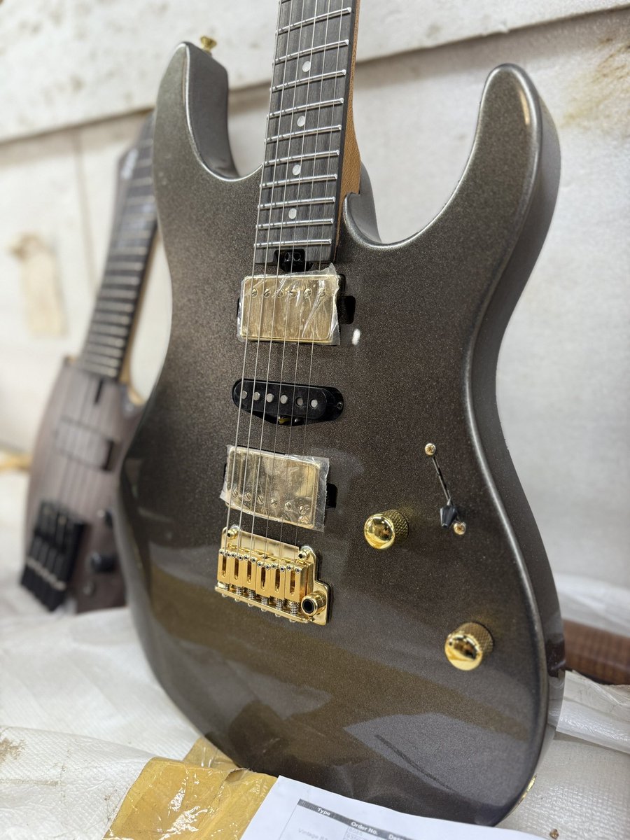 Futraお客様オーダーメイドギターです。