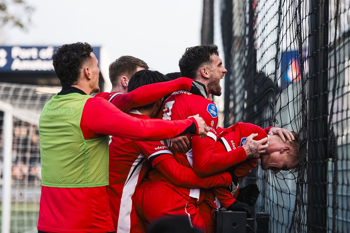 O AZ jogou cedinho neste domingo, e venceu o Telstar fora de casa por 0-1.
Jensen foi o autor do gol.

Vitória importante.
#AZ #telaz