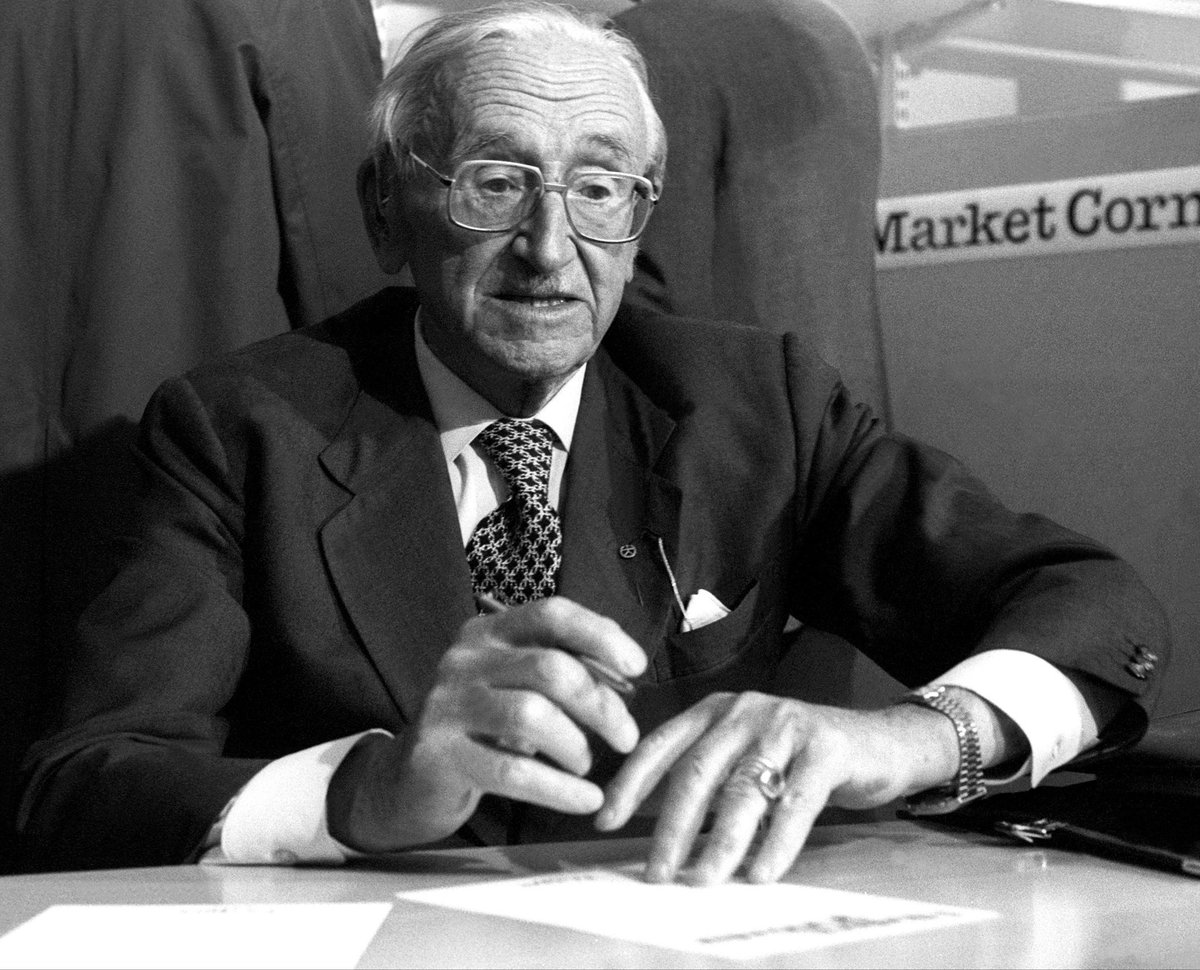 "El poder que un multimillonario posee sobre mí es muchísimo menor que el que posee el más insignificante funcionario, el cual maneja el poder coercitivo del Estado para decidir cómo podré vivir y trabajar"

Friedrich Hayek