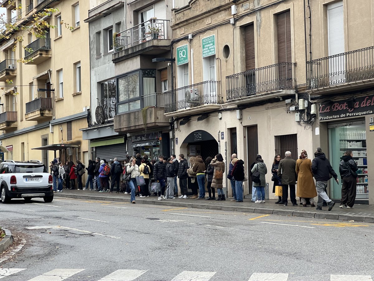 mobilitatmataro's tweet image. 😡 Normalment, el 1r tren Mataró-BCN és a les 5:01. Avui, la 1a connexió ha estat a les 9:00 (e11.1). 

5 hores desconnectats de la capital des de l'últim bus nocturn.

Cap a l'Alt Maresme, la situació és encara més insultant: no hi ha CAP alternativa al tren.

Ens han abandonat.