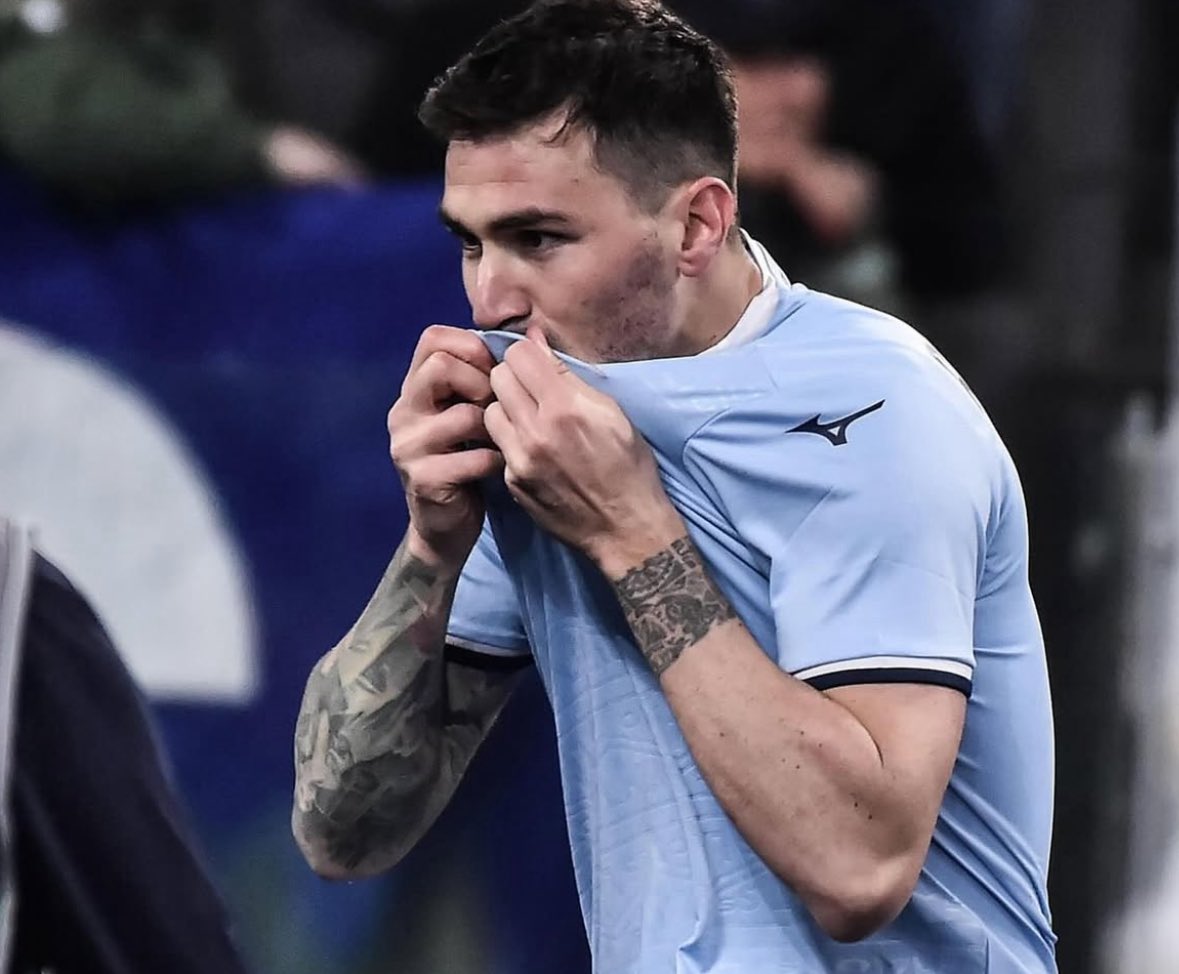 FabrizioRomano's tweet photo. 🚨🇶🇦 Alessio Romagnoli insists for Al Sadd move after Lazio club statement announcing plan to keep the player.

Romagnoli agreed all terms with Al Sadd days ago, said goodbye to the fans but no green light from the club. https://t.co/M46mUEj6Dl