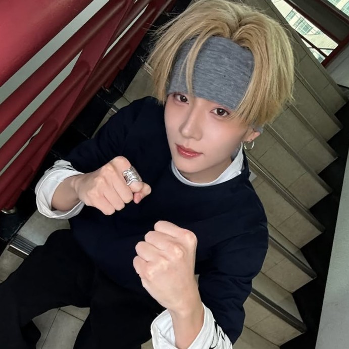 mmmaldi_'s tweet image. 今日のサンウォン誰かに似てると思ったらクロロだ
🤍と🖤のクロロ