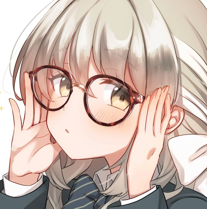 べっ甲のフレームがうまく描けたしお顔がかわいいのでアップでも見てください👓 