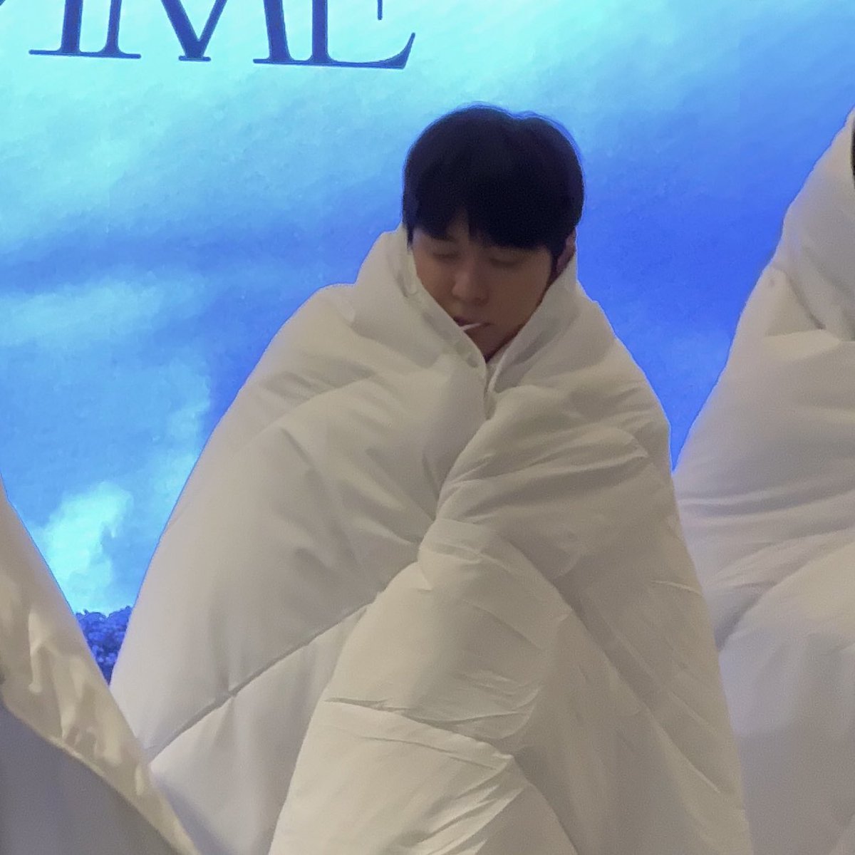 imfull's tweet image. 은석아은석아 왜요샘왜요샘 사탕물고잠들지말랫지 죄송해요쌤