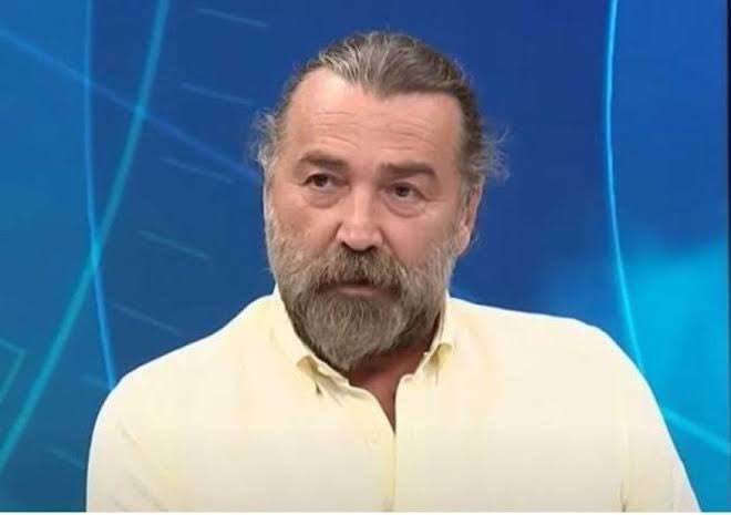 Bu elemanın ne kadar tehlikeli olduğunu şimdi anladınız mı?

Okan Buruk ve Ali Koç olayını Dursun Özbek’ten talimat alarak basına servis etti. Talimat aldığını belli etmemek için de ‘söylesem mi bilemiyorum’ diye kıvırdı.

Şimdi o gündemle Galatasaray’ı kenetlemeye çalıştı.