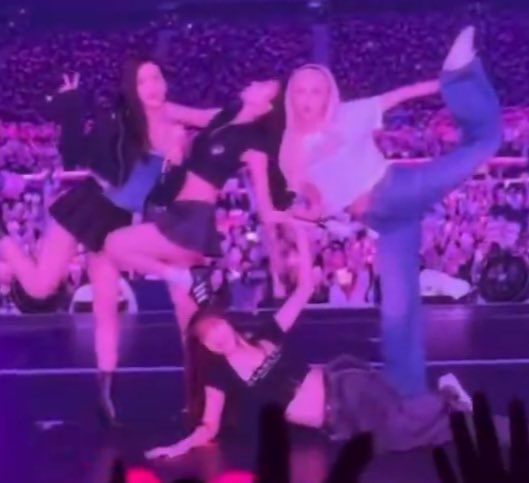 lalisalovemme's tweet image. ???? 😭😭😭😭