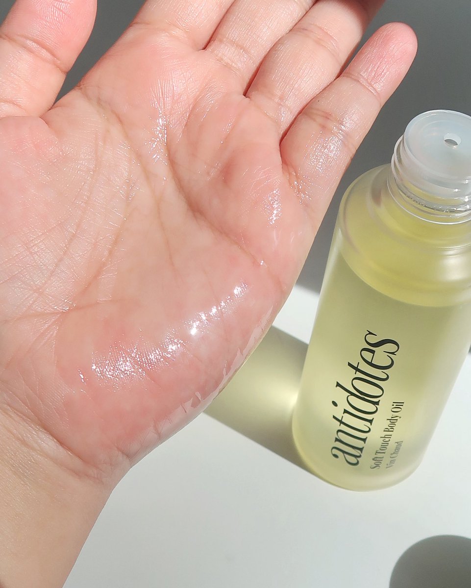 เห็นแม่ตุ๊กรีวิวออยล์ทาผิว Antidotes แล้วน่าลองมาก แพคเกจใดๆน่าใช้จริงๆ เอากลิ่น Vin Chaud มาลอง หอมหรูสมเป็นกลิ่น signature ของแบรนด์เลย เป็นแนว floral fruity กลิ่นเปิดเป็นลูกแพร์ผสมมิ้นท์ ตามด้วยกลิ่นดอกแมกโนเลียผสมใบชา ตัดด้วยวนิลาบางๆ

หอมสดชื่นแต่ก็ไม่ดูแก่ มีความลักชู